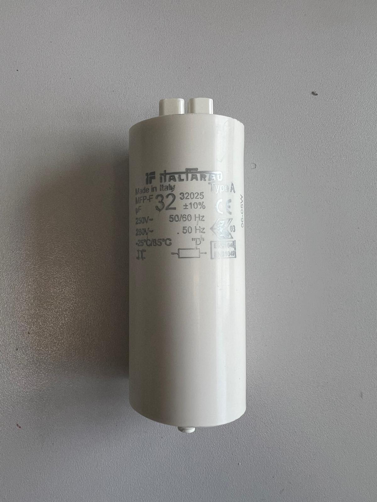 Cambridge Capacitor 250V 32UF - Surplus Stock (Loc.A6)